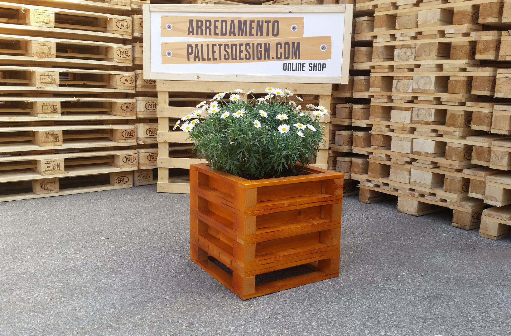 Fioriera pallet homify Rustic style garden Plant pots & vases