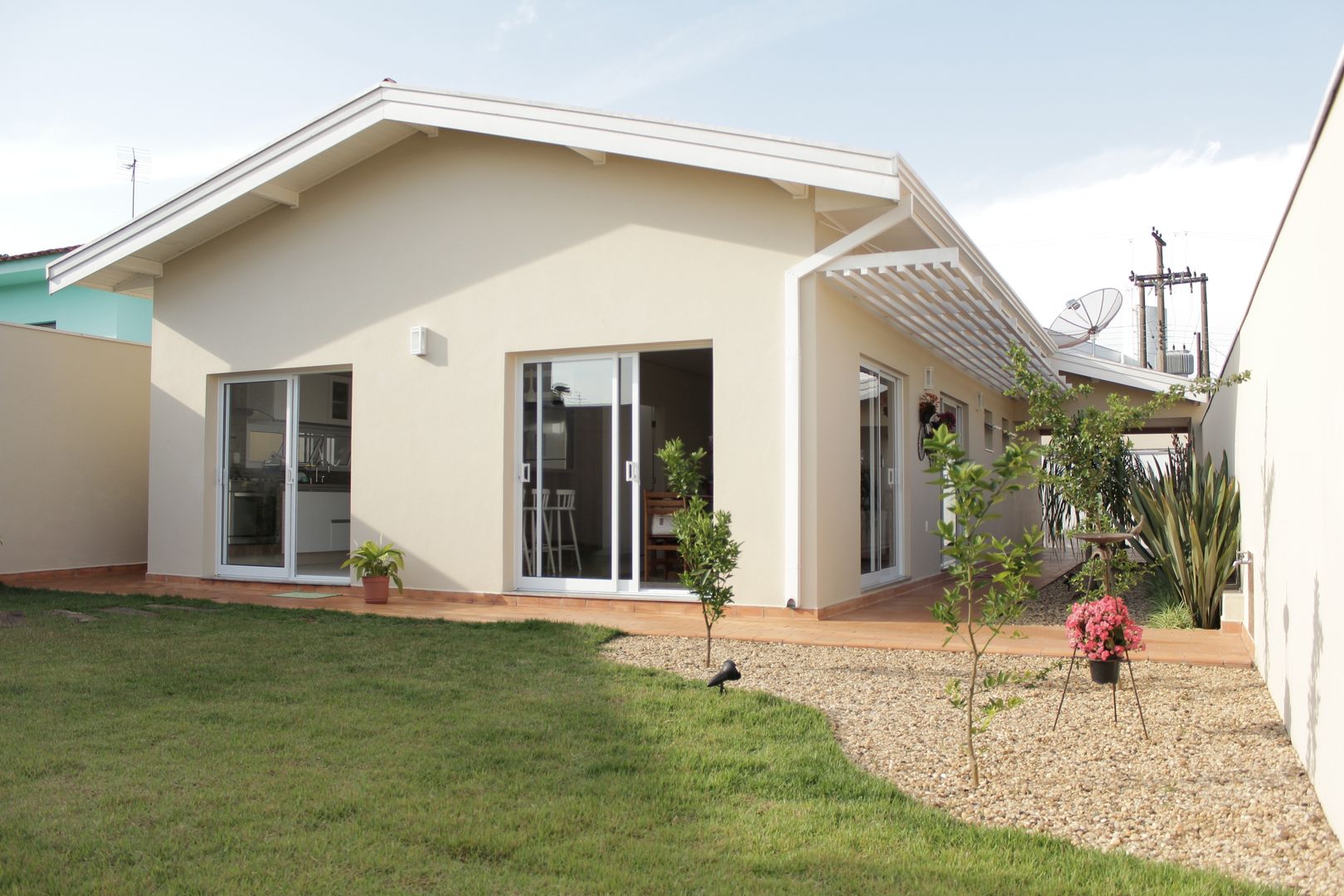 Casa TM , Lozí - Projeto e Obra Lozí - Projeto e Obra Minimalist house Plantar,Céu,Construção,Nuvem,Janela,Lote de terra,Porta,Luminária,Grama,Sombra