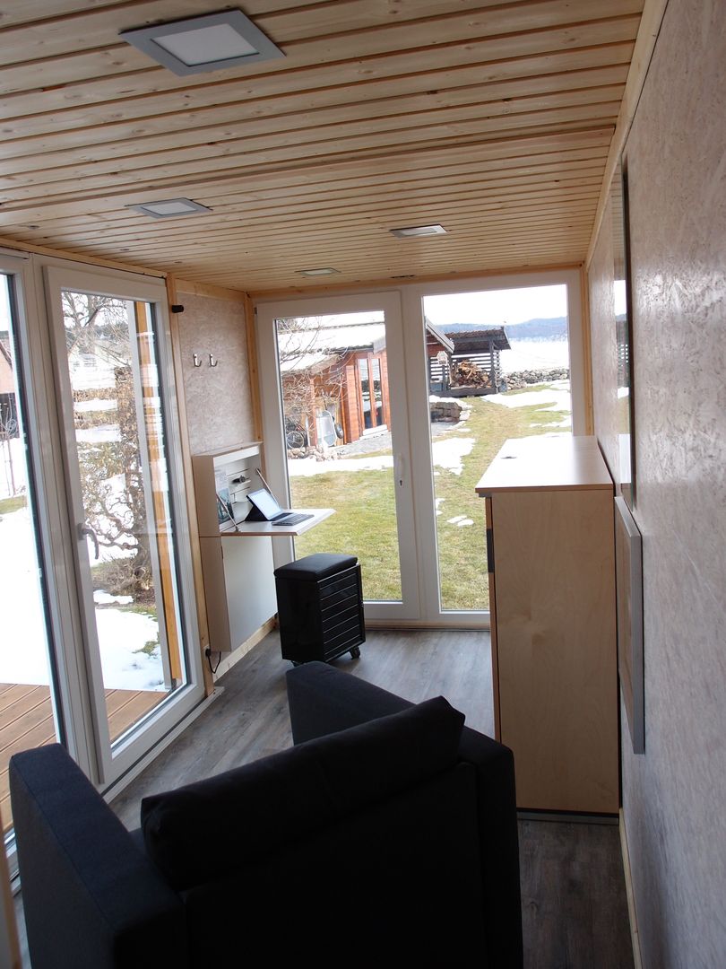 POCKETCONTAINER - Innenansicht, Stefan Brandt - solare Luftheizsysteme und Warmuftkollektoren Stefan Brandt - solare Luftheizsysteme und Warmuftkollektoren Living room Eigentum,Gebäude,Leuchte,Holz,Schatten,Tür,Innenarchitektur,Die Architektur,Boden,Bodenbelag