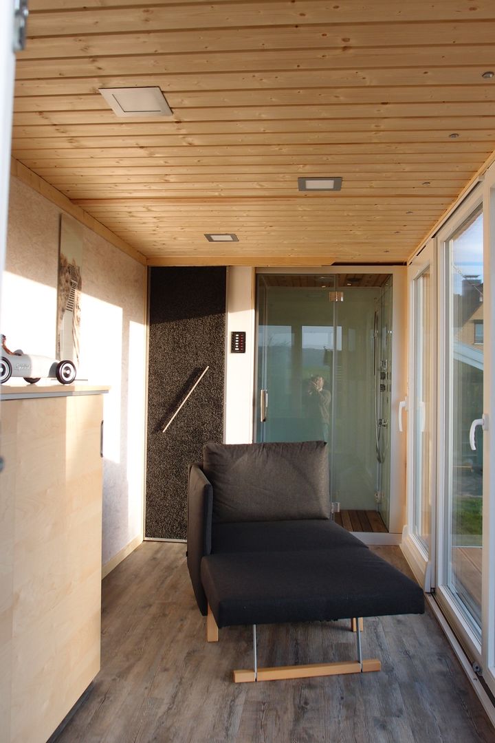 POCKETCONTAINER - Innenansicht, Stefan Brandt - solare Luftheizsysteme und Warmuftkollektoren Stefan Brandt - solare Luftheizsysteme und Warmuftkollektoren Living room Holz,Schatten,Kompfort,Saal,Fenster,Haus,Bodenbelag,Vorrichtung,Boden,Holzbeize