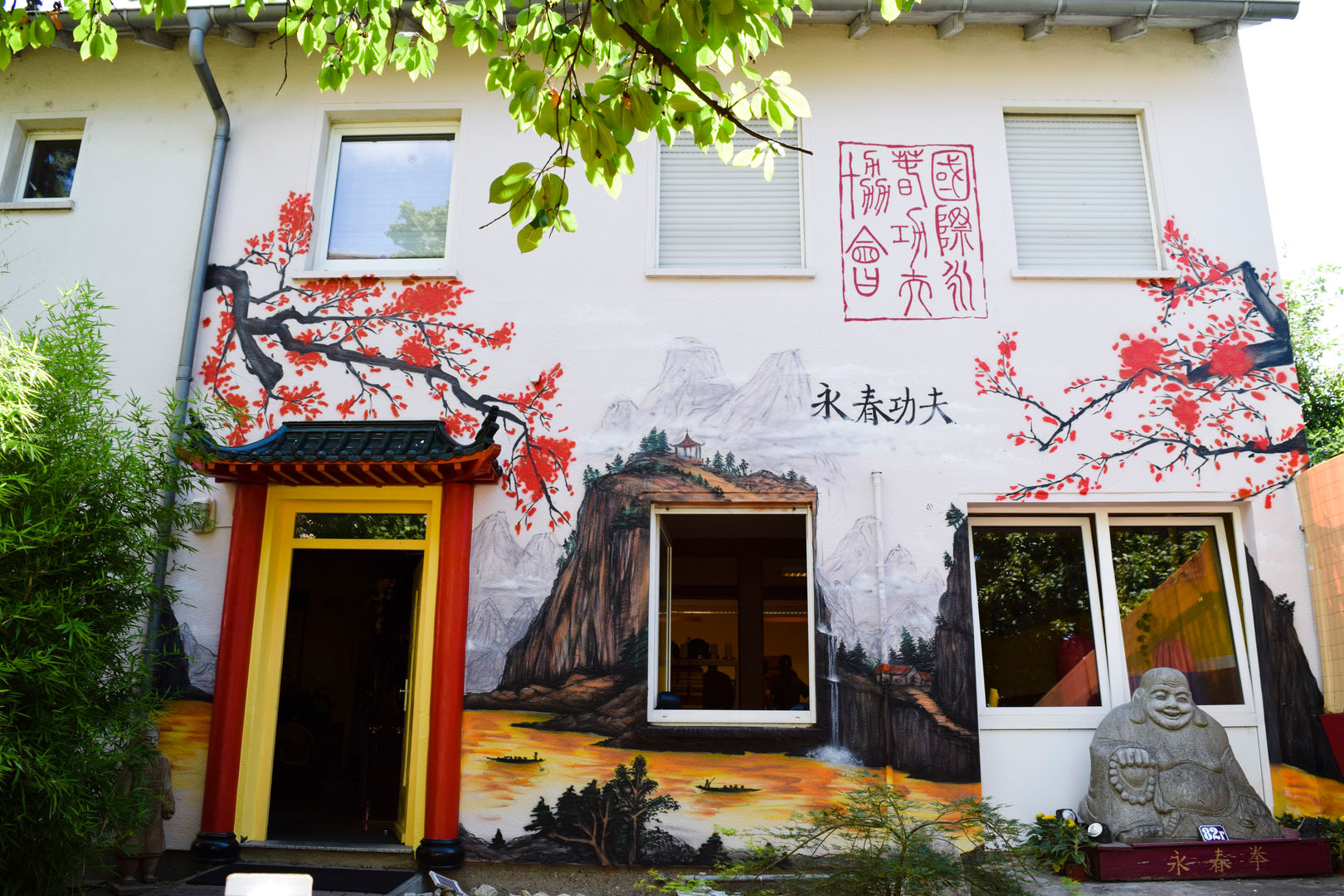Außenfassade KUNG FU Zentrum, Bombye Kreation Bombye Kreation Asian style houses Pflanze,Fenster,Gebäude,Eigentum,Leuchte,Blatt,Die Architektur,Tür,Baum,Haus