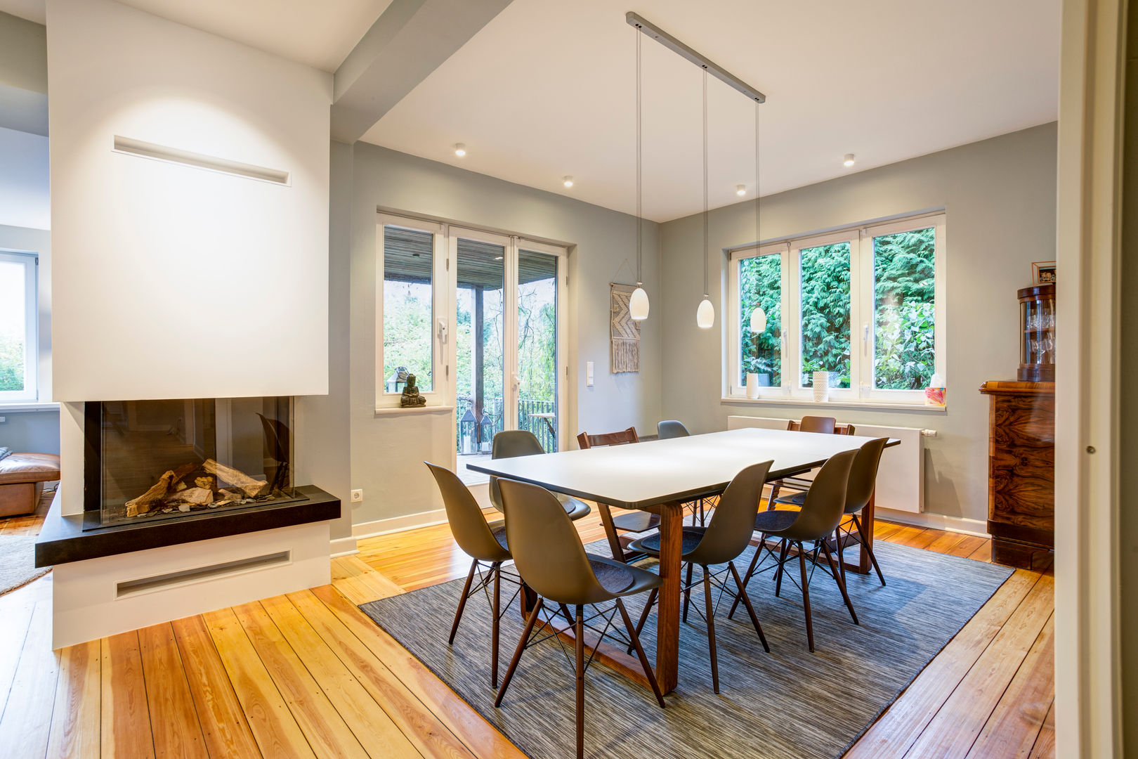 Esstischbeleuchtung mit der "Oh China" Lichtja Licht und mehr GmbH Modern Dining Room china bone,Tobias Gra,hängeleuchten,Lichtja,esstischbeleuchtung,hamburg,oh china,höhenverstellbar