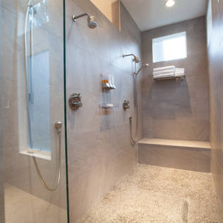Cleaning guide: how to clean your glass shower doors properly?