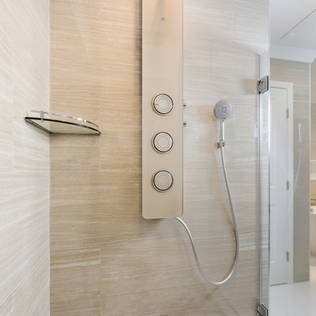Cleaning guide: how to clean your glass shower doors properly?
