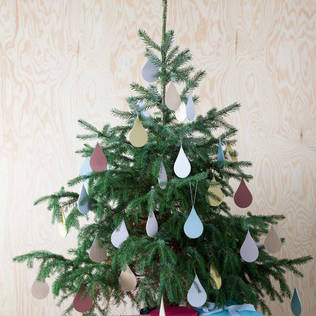 Decorate Your Christmas Tree in a Modern Way