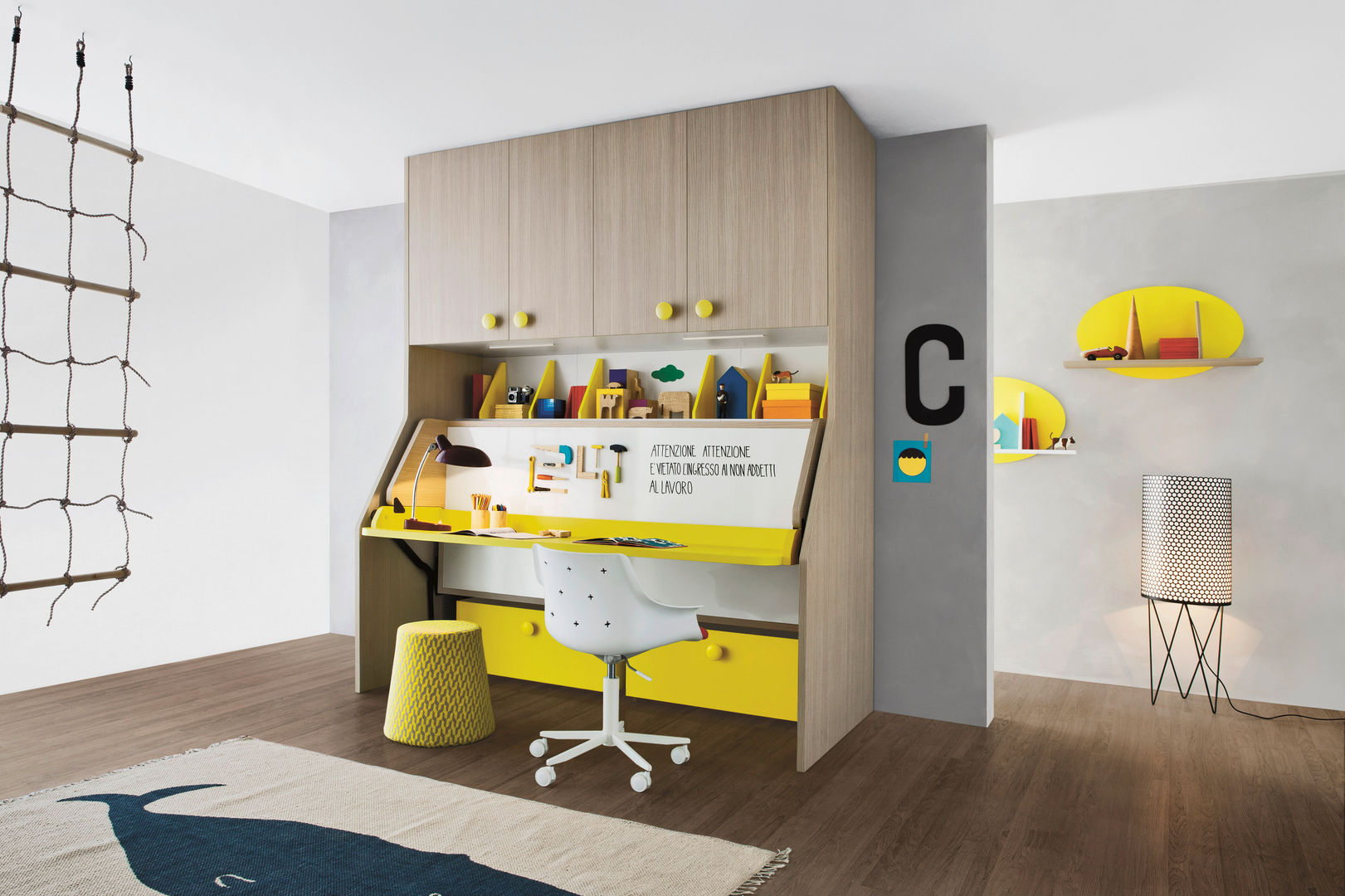 Ponte Tippy cenere con pomoli woody limone, letto a ribalta con pannello graphic e scrittoio limone. Pouf Ello con rivestimento in Map. Pensili Lippy limone e cenere. Tappeto Whale. homify Modern Kid's Room Desks & chairs