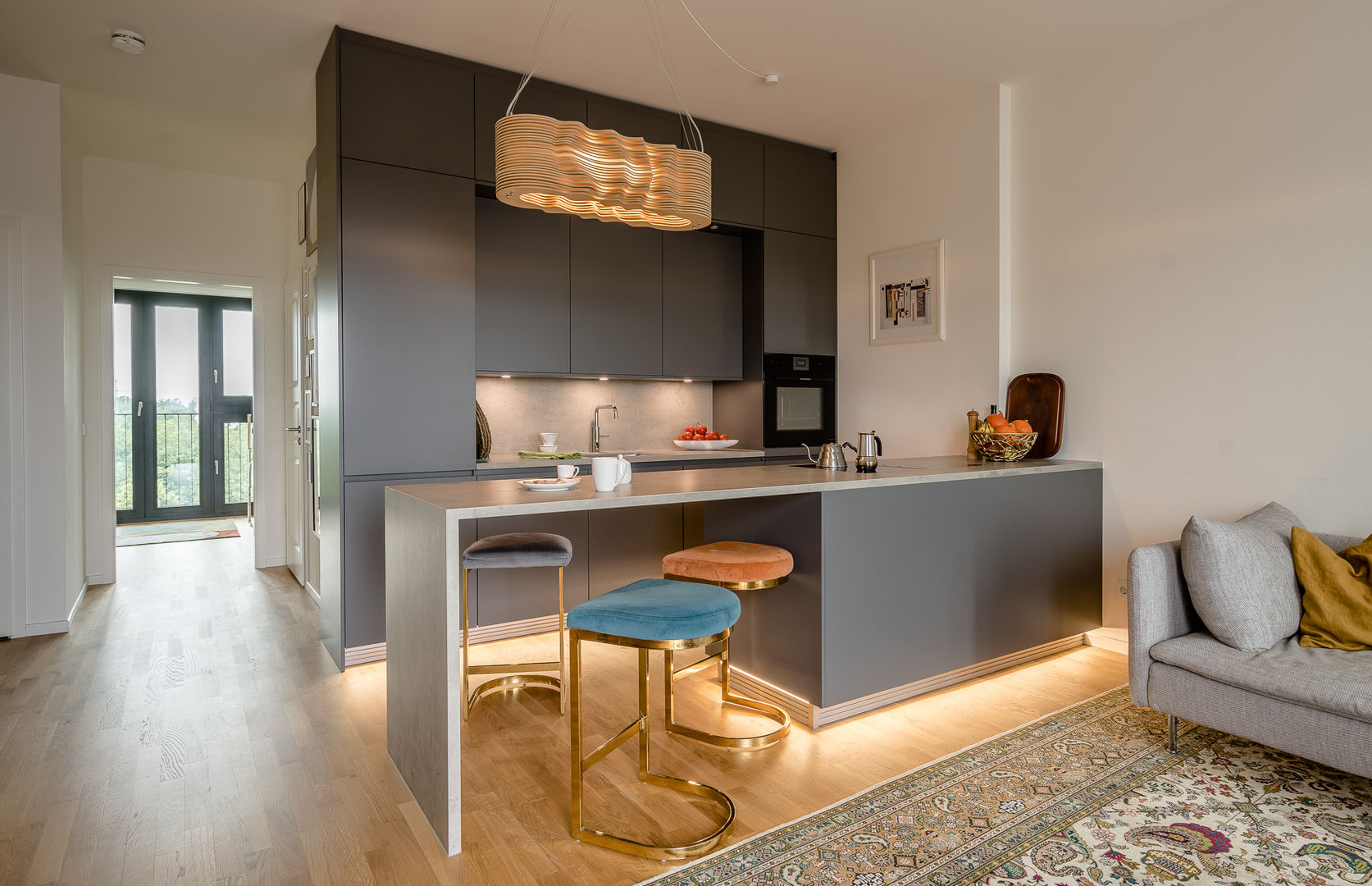 Küchenzeile in Grautönen Olaf Reinecke Küchendesigner Small kitchens Ceramic Küchendesign, Olaf Reinecke, Küchendesigner, Küchenzeile, Wandinsel, Anthrazit, Keramik, Beton, Downdraft, Plasma, Umluft, Lüftungssockel, Beleuchtung, LED, Essbereich, Arbeitsfläche, Stauraum, Fussboden, Eiche, flächenbündig, Induktionskochfeld, LED, Beleuchtung, grifflos, Wandinsel, Halbinsel, Sockelbeleuchtung