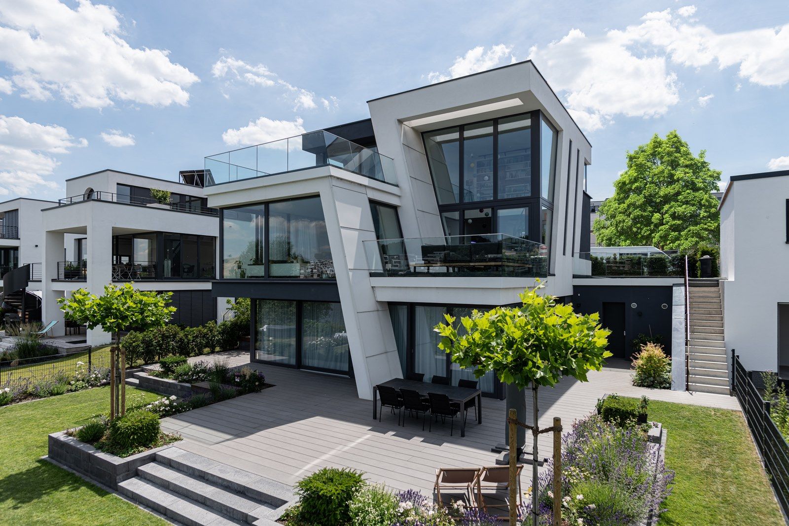 Außenansicht der Villa Avantecture GmbH Villas Villa, modern, avantgardistisch, Aquarium, Kamin, Neubau, Teich, Pool, Garten, Vorgarten, Glasfront, Garage, Keller, Dachboden, haus bauen, haus kaufen, Einbauküche, design, Architektur, gartenideen, deko ideen, gartenhaus, boden, terrasse, fenster, fertighaus, treppen, wohnzimmer ideen, schlafzimmer ideen, gartenpool, sauna, deko, dekoration, minimalistisch