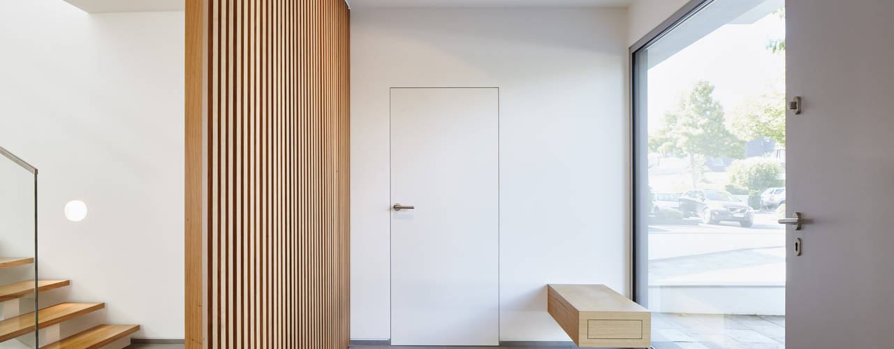Entree BENJAMIN VON PIDOLL I ARCHITEKTUR Minimalist corridor, hallway & stairs Entree,Sitzbank,Garderobe,Raumtrenner,Sichtschutz,Eiche,Naturstein,Tapetentür