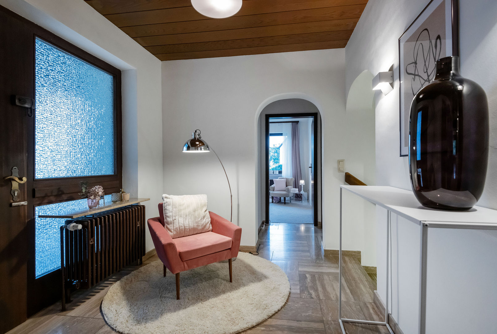 We Love: Pink, Cornelia Augustin Home Staging Cornelia Augustin Home Staging Modern Corridor, Hallway and Staircase Möbel,Möbel,Eigentum,Fenster,Bilderrahmen,Tisch,Azurblau,Schublade,Bettrahmen,Innenarchitektur