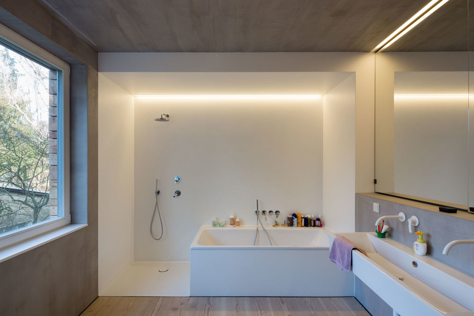 HAUS SCHÖNTAL BERLIN REICHWALD SCHULTZ & PARTNER Berlin Modern Bathroom Waschtisch,Douglasie,Beton Cire,Dusche,Badezimmerbeleuchtung,Badewanne,moderne Badewanne,LED-Beleuchtung,Badezimmerspiegel,Spiegel