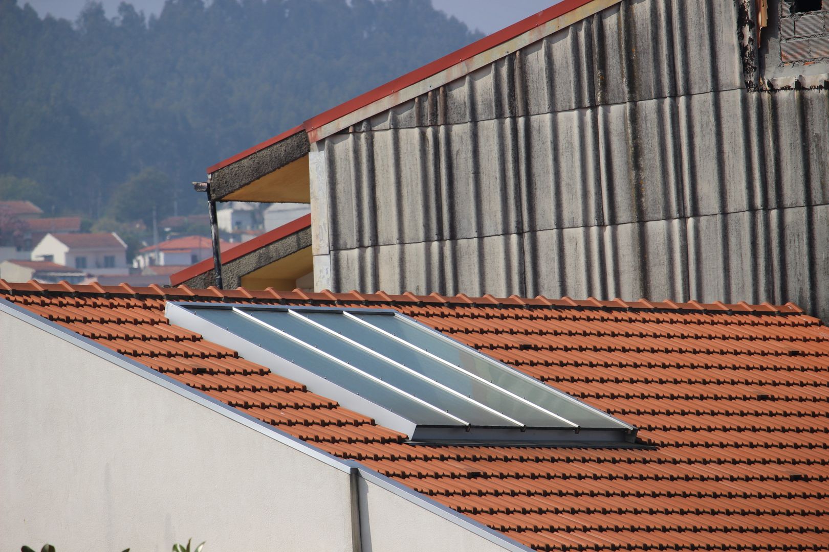 Clarabóia em Perfis de Aço Galvanizado OCCO Rustic style house claraboia,telhado inclinado