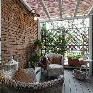 Porch Vs. Deck: which is the more befitting for your home?