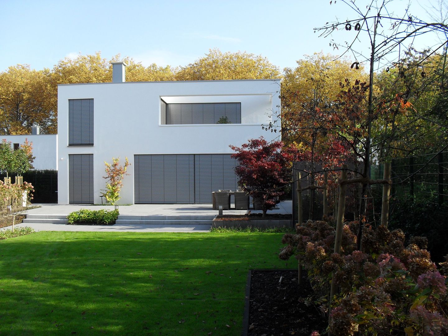 Einheit im Ganzen, Vielfalt in Teilen Architekturbüro Sauer-Scholta Minimalist house Anlage,Himmel,Gebäude,Fenster,Leuchte,Baum,Haus,Grundstück,Tür,Gras