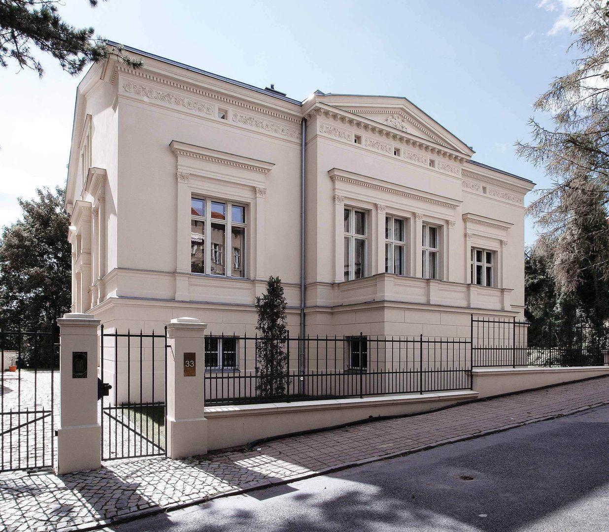 Die Straßenfassade mit klassischem Mittelrisalit und Giebeldreieck homify Classic style houses