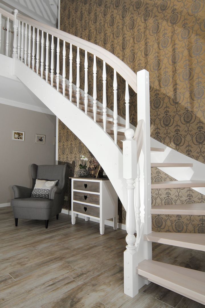 Massivholztreppe weiss gekalkt. STREGER Massivholztreppen GmbH Classic style corridor, hallway and stairs Wood Wood effect Massivholztreppe,Holztreppe,Landhausstil,Holzgeländer,Treppenhaus