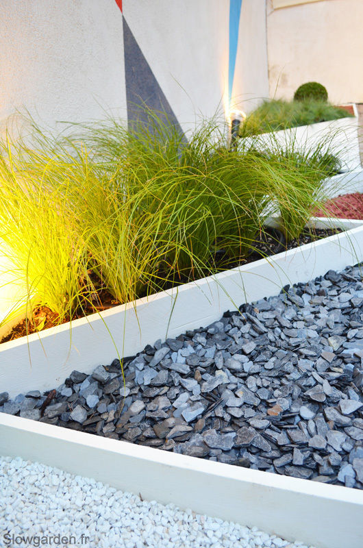 Bacs de plantations en forme de triangle, sur mesure. homify Modern Garden Plants & flowers