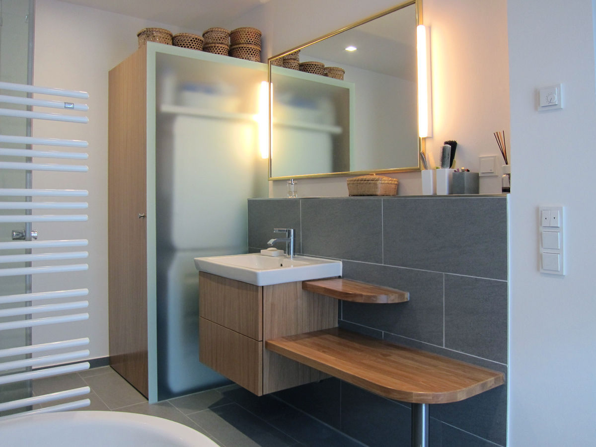 Waschtisch und Schrank für Waschmaschine homify Modern Bathroom